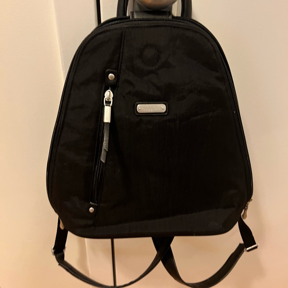 Baggalini travel bag with wallet